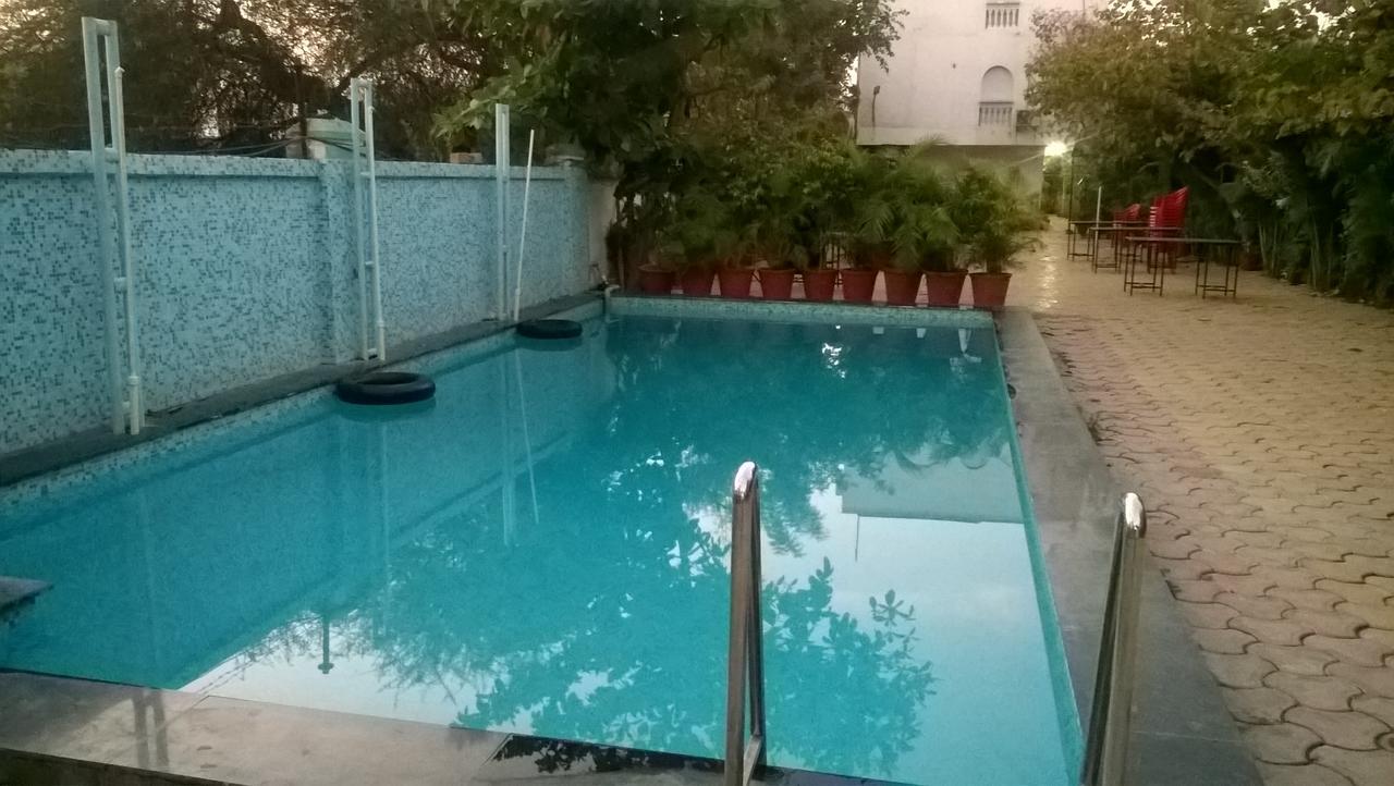Oyo 14856 Resort Raghav Palace Indore Esterno foto